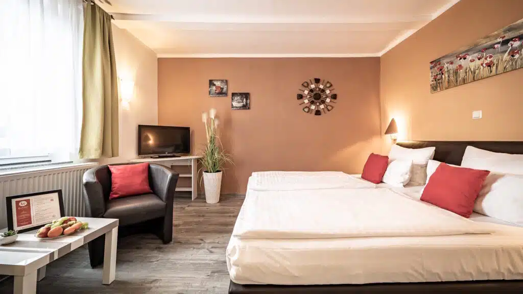 Le-petit-Palais-Hotelzimmer-mit-Balkon-Bad-Suderode